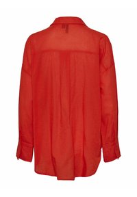 Chemise rouge à manches longues avec un col, des poignets boutonnés et un pli central dans le dos pour plus de volume et de forme.