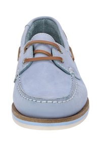 Helles blaues Lederschuh mit braunen Schnürsenkeln, runder Zehenpartie, weißen Nähten und einer kontrastierenden braunen Sohle. Strukturierte Oberseite und glatte Fütterung.