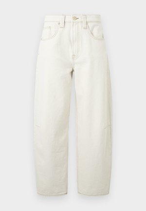 Dżinsy o szerokich nogawkach i wysokim stanie w kremowym kolorze, z przednimi kieszeniami i widocznym przeszyciem na jednolitym tle.