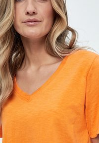 Minus MILETI V-NECK TEE - Paprasti marškinėliai - orange peel