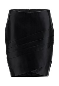 Zwarte leren mini rok met een wikkeldesign en diagonale plooien. Rits sluiting aan de achterkant en een gladde, glanzende textuur.