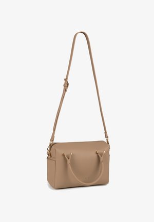Bolso rectangular beige con dos asas cortas y una larga correa de hombro ajustable, con herrajes en tono dorado y cierre de cremallera.