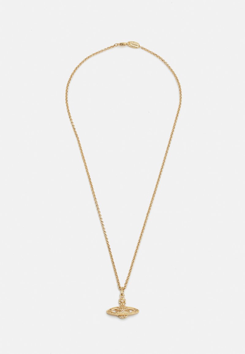 Kuldne kaelakee, millel on peen kett ja kaunis ripats, millel on keeruline detaljitus ja tekstuurne pind, esitades ainulaadset disaini.