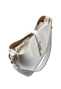 Witte leren handtas met een gestructureerde afwerking, gouden hardware accentueringen en een ritsluiting. Beschikt over een enkele schouderband voor het dragen.
