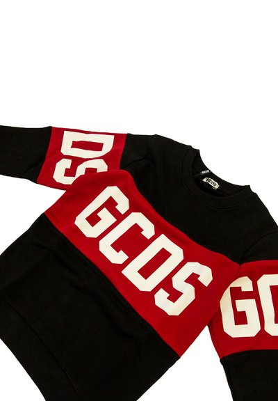 Schwarzer Sweatshirt mit roten Streifen und weißem Text "GCOS." Abgerundeter Ausschnitt und gerippte Bündchen. Weicher Stoff mit sportlichem Design.