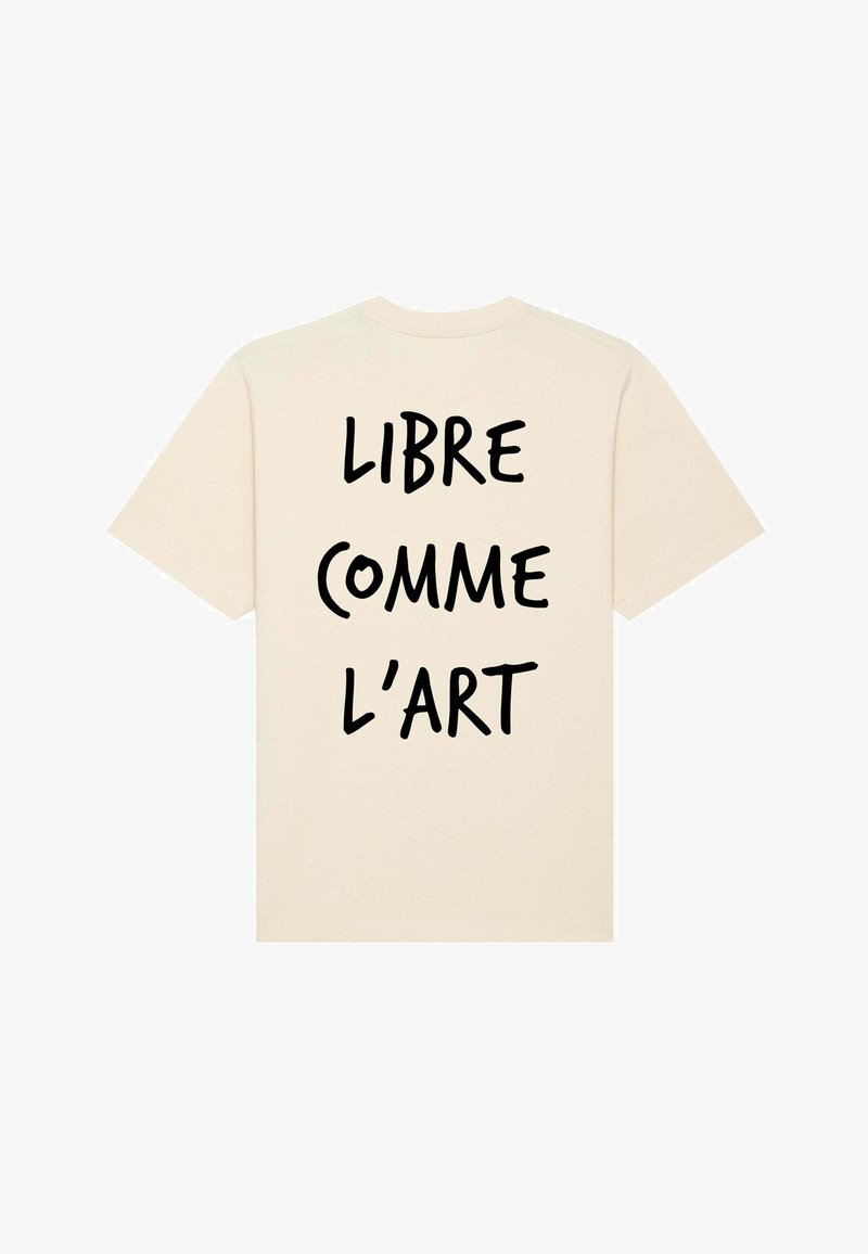 T-shirt beige clair à manches courtes, avec le texte "LIBRE COMME L'ART" en lettres noires en gras au dos.