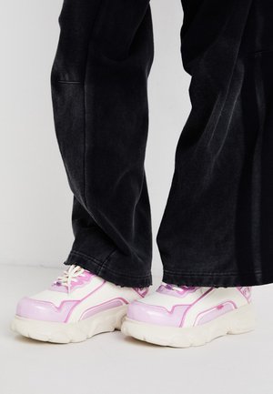 Chunky sneakers in een wit en roze kleurenschema, met een glanzende afwerking en een dikke, gestructureerde buitenzool. De veters zijn in een contrasterende kleur.