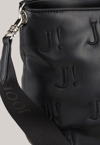 Borsa in pelle nera con motivo impresso "J!", caratterizzata da una superficie testurizzata e una tracolla intrecciata nera con branding "jooor" lungo tutta la lunghezza.
