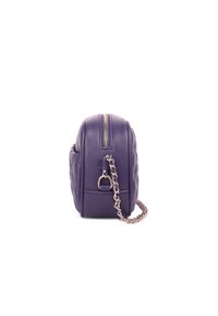 Borsa in pelle viola con design trapuntato, hardware dorato, chiusura a zip superiore e tracolla decorata con catena.