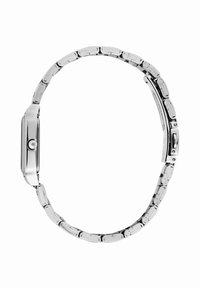 Orologio in metallo argentato con cassa rettangolare e bracciale a maglie, caratterizzato da una superficie testurizzata e una corona sul lato.