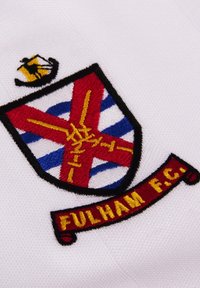 Fulham F.C. geborduurd embleem, met een witte achtergrond, rode kruis, blauwe strepen, gouden letters en een zwarte rand.