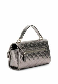 Sac à main matelassé métallisé en gris argent, avec une poignée sur le dessus, des éléments en métal doré et une poche zippée à l'extérieur. Texture lisse.