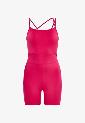 Combinaison ajustée, rose vif avec des fines bretelles croisées et une taille haute, présentant une texture lisse et une silhouette épurée.