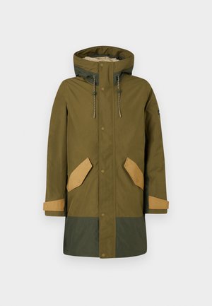 Parka verde oliva con foderatura in pelliccia sintetica, accenti beige su tasche e polsini, cappuccio regolabile con cordino e chiusura a bottoni a pressione. Materiale impermeabile.