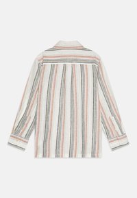 Stripet skjorte med knapper i lett stoff, med vertikale striper i orange, grønn og svart på en lys kremfarget bakgrunn.