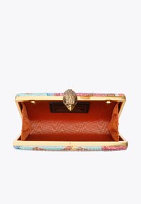 Borsa a tracolla con una cornice in tonalità oro, vivaci accenti di gioielli lungo il bordo e un interno arancione testurizzato con una chiusura a forma di conchiglia.