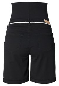 Černé džínsové šortky s vysokým pasem, s bílým akcentem podél pásu a dvěma zadními kapsami s ohrnutými okraji.