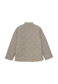 Vadderad beige jacka med ribbad krage, som har ett texturerat mönster av överlappande cirklar. Långa ärmar och en enkel design.