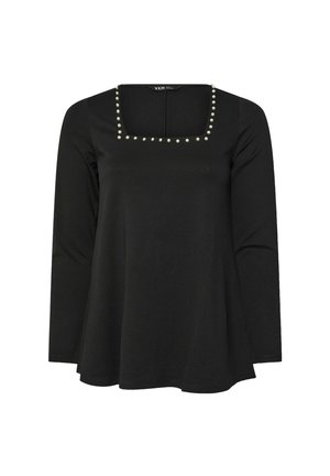 Un haut à manches longues noir avec un décolleté carré orné de clous décoratifs ressemblant à des perles autour du col. L'ourlet évasé ajoute de la forme.