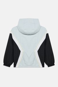 Ανοιχτό γκρι αδιάβροχο με κουκούλα, μαύρα μανίκια και λευκές διαγώνιες ρίγες στην πλάτη, με ελαστικά μανσέτες και στρίφωμα.