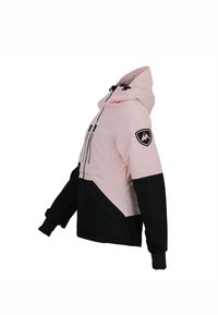 Roze en zwarte skijas met een capuchon, waterdicht materiaal, contrasterende kleuren, elastische manchetten en een badge op de mouw.