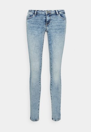Jeans skinny de denim azul-claro com um acabamento desgastado, design de cinco bolsos, passantes para cinto e fecho de zip com botão.