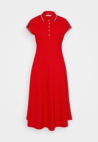 Rode polojurk gemaakt van katoen, met een kraaghalslijn, korte mouwen met contrasterende afwerking en een uitlopende A-lijn silhouet.