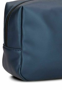 Navyblauwe faux leren cosmetica tas met een gladde textuur, rechthoekige vorm en een ritsluiting. Zijkantnaad en ton-sur-ton stiksel detail.