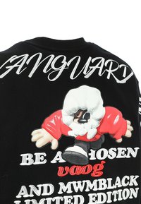 Sudadera negra con atrevida bordado en blanco y rojo, con un personaje en una chaqueta roja y capucha de piel blanca, y texto que resalta la marca.