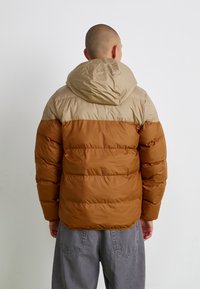 Nike Sportswear PRIMALOFT - Casaco de inverno - khaki/light british tan/sail