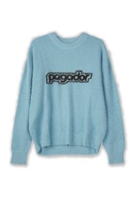 Šviesiai mėlynas purus megztinis su apvaliu iškirpimu, ilgomis rankovėmis ir tamsiai ruda spalva siuvinėtu žodžiu "pagador" krūtinės srityje. Minkšta tekstūra.