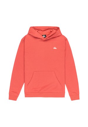 Koraalkleurige hoodie van zacht materiaal, met een voorzak, geribbelde manchetten, een capuchon met trekkoord en een wit logo op de borst.