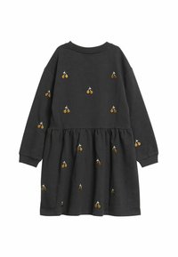 Langärmliges schwarzes Kleid aus weichem Stoff, mit einem gerafften Taillenbereich und gestickten Kirschmotiven in Gold und Weiß überall.