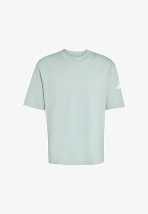Lichtblauw oversized T-shirt met korte mouwen en ronde hals, met wit logo op de linkermouw, weergegeven tegen een witte achtergrond.