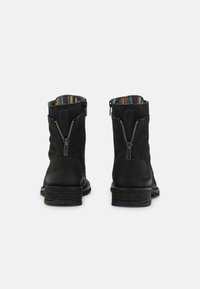 Bottines en cuir noir avec fermetures éclair latérales, finition texturée et doublure en tissu rayé multicolore en haut. Design à talon bloc.