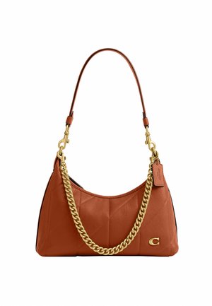 Sac à main en cuir couleur rouille avec motif matelassé, détail chaîne dorée, bandoulière amovible et petit logo doré dans le coin inférieur.