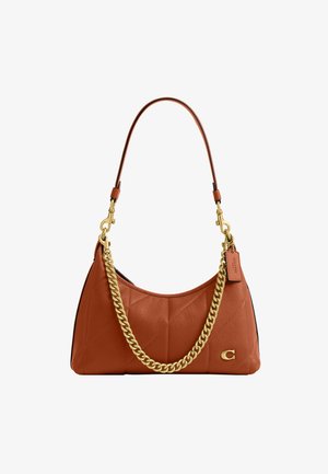 Sac à main en cuir couleur rouille avec motif matelassé, détail chaîne dorée, bandoulière amovible et petit logo doré dans le coin inférieur.
