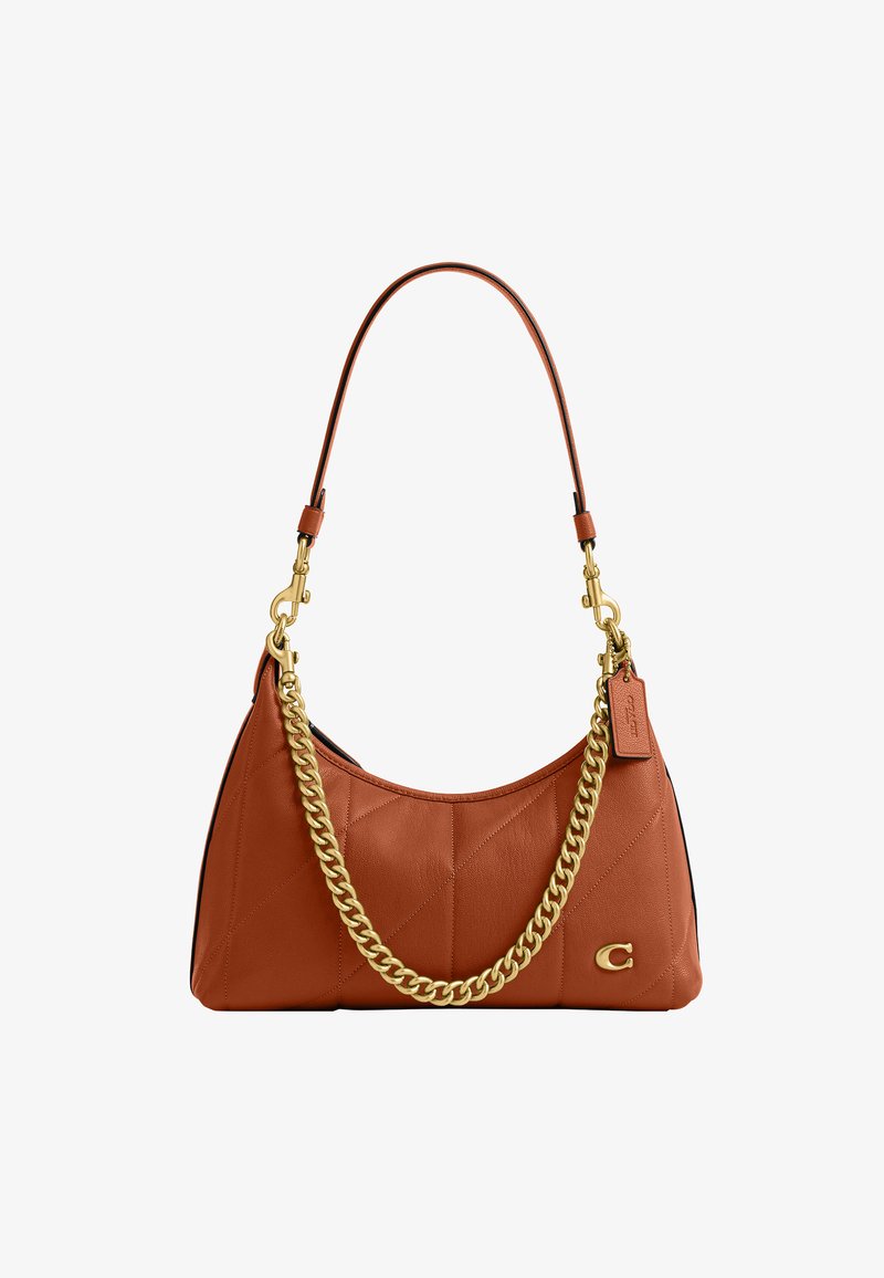 Sac à main en cuir couleur rouille avec motif matelassé, détail chaîne dorée, bandoulière amovible et petit logo doré dans le coin inférieur.
