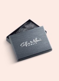 Boîte à bijoux grise avec une surface texturée et un logo blanc, légèrement ouverte pour révéler du papier de soie noir à l'intérieur. Forme rectangulaire, design robuste.