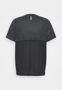 Svart t-shirt med kort ärm och texturerad övre panel, har horisontell ribbning på den undre delen och en vertikal randdetalj på baksidan.