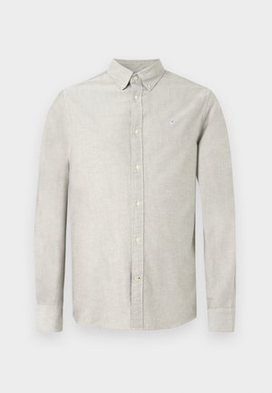 Camisa de botão de mangas compridas, de cor cinza claro, com colarinho clássico e pequeno logótipo bordado no lado esquerdo do peito.