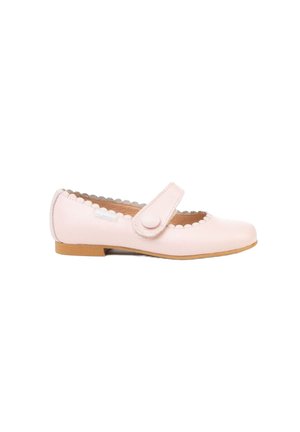 Zapato Mary Jane de cuero rosa con recortes en forma de ondas, punta redondeada y una correa segura con botón. Suela plana con acabado marrón claro.