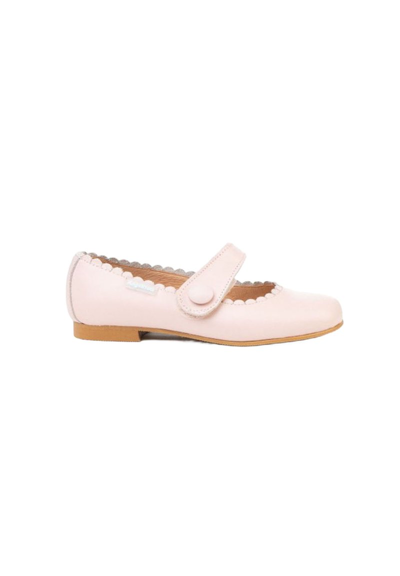 Zapato Mary Jane de cuero rosa con recortes en forma de ondas, punta redondeada y una correa segura con botón. Suela plana con acabado marrón claro.