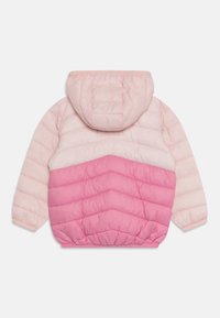 Ocieplana kurtka z kapturem; posiada jasnoróżowy i różowy wzór w zygzaki, pikowaną fakturę oraz elastyczne mankiety przy rękawach i u dołu.