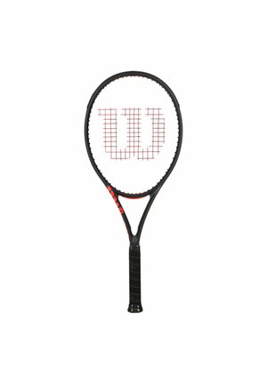 Raqueta de tenis negra con cuerdas rojas que forman un gran logotipo "W" en el centro y un mango negro envuelto.