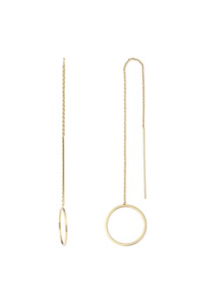 Deux fines boucles d'oreilles fil en or avec de petits anneaux lisses suspendus à des chaînes délicates sur fond blanc.