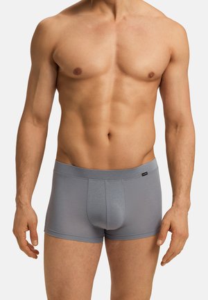 Boxer briefs grigi in tessuto elasticizzato con design aderente, cintura piatta e senza cuciture visibili, che mettono in risalto una texture liscia.