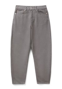 Šedé denimové kalhoty se rovnými nohavicemi, s předními kapsami, měděnými nýty a viditelným prošitím podél švů.