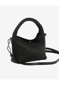 Musta kudottu käsilaukku, jossa on jämäkkä muoto, yläkahva ja irrotettava olkahihna. Tasainen pinta ja minimalistinen muotoilu.