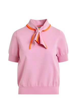 Maglione rosa a maniche corte con polsini e orlo a costine, caratterizzato da una sciarpa annodata al collo con bordo arancione.